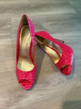 Nine West Hot Pink Croc-Embossed Peep Toe Pumps